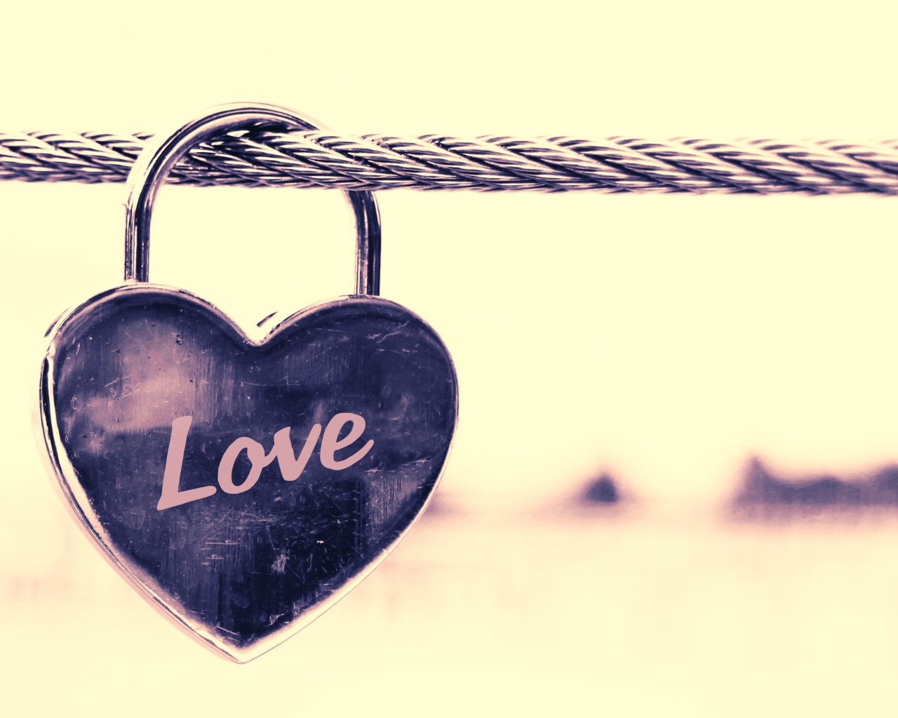 Замок в форме сердца на железном канате 