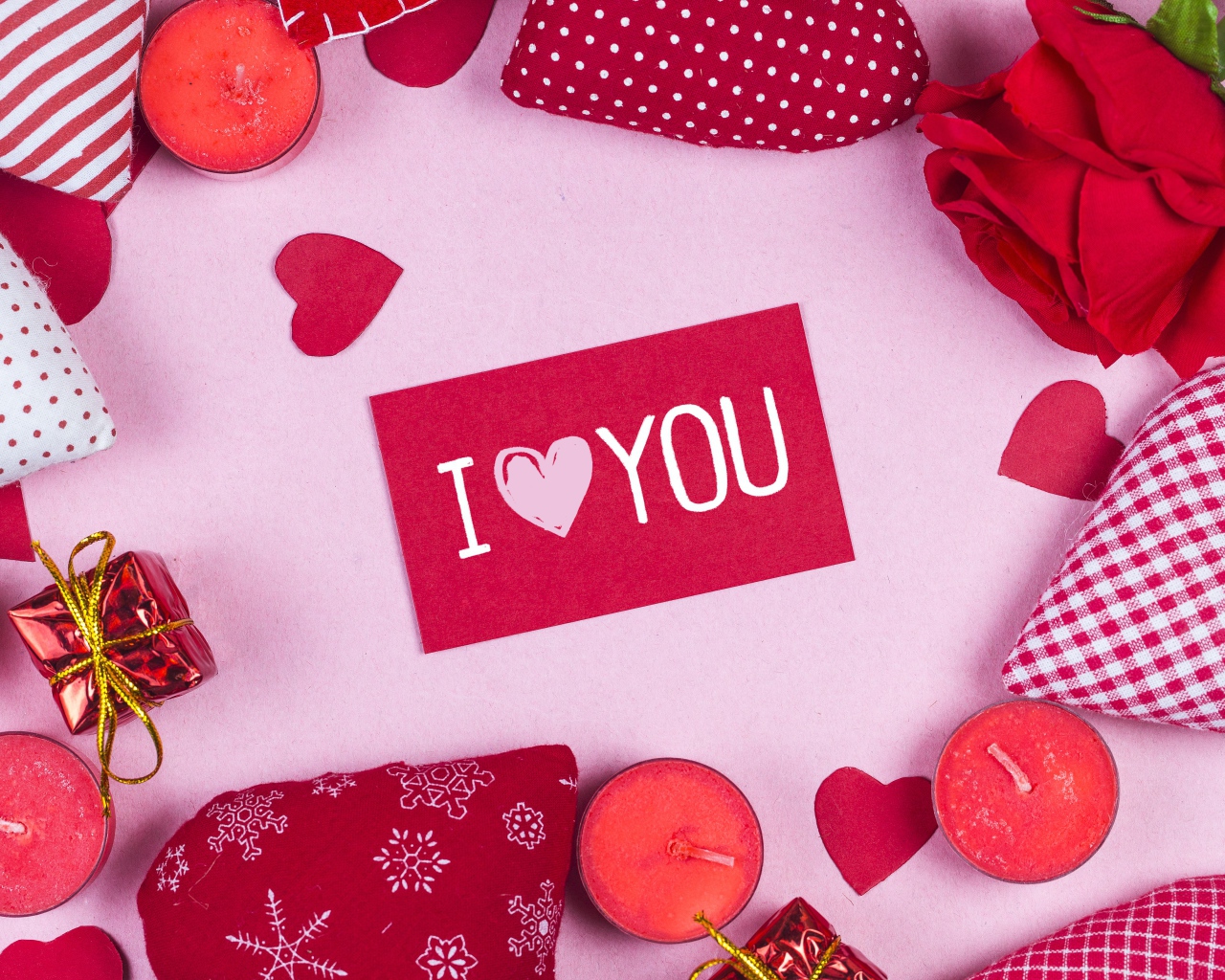 Сердечки, свечи и роза вокруг надписи Я тебя люблю 