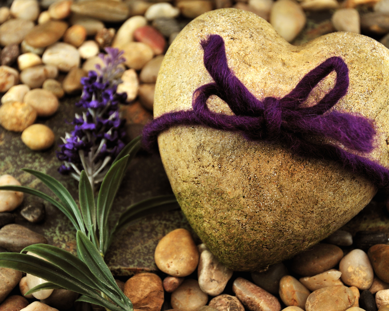 Большой камень в форме сердца перевязан нитью 