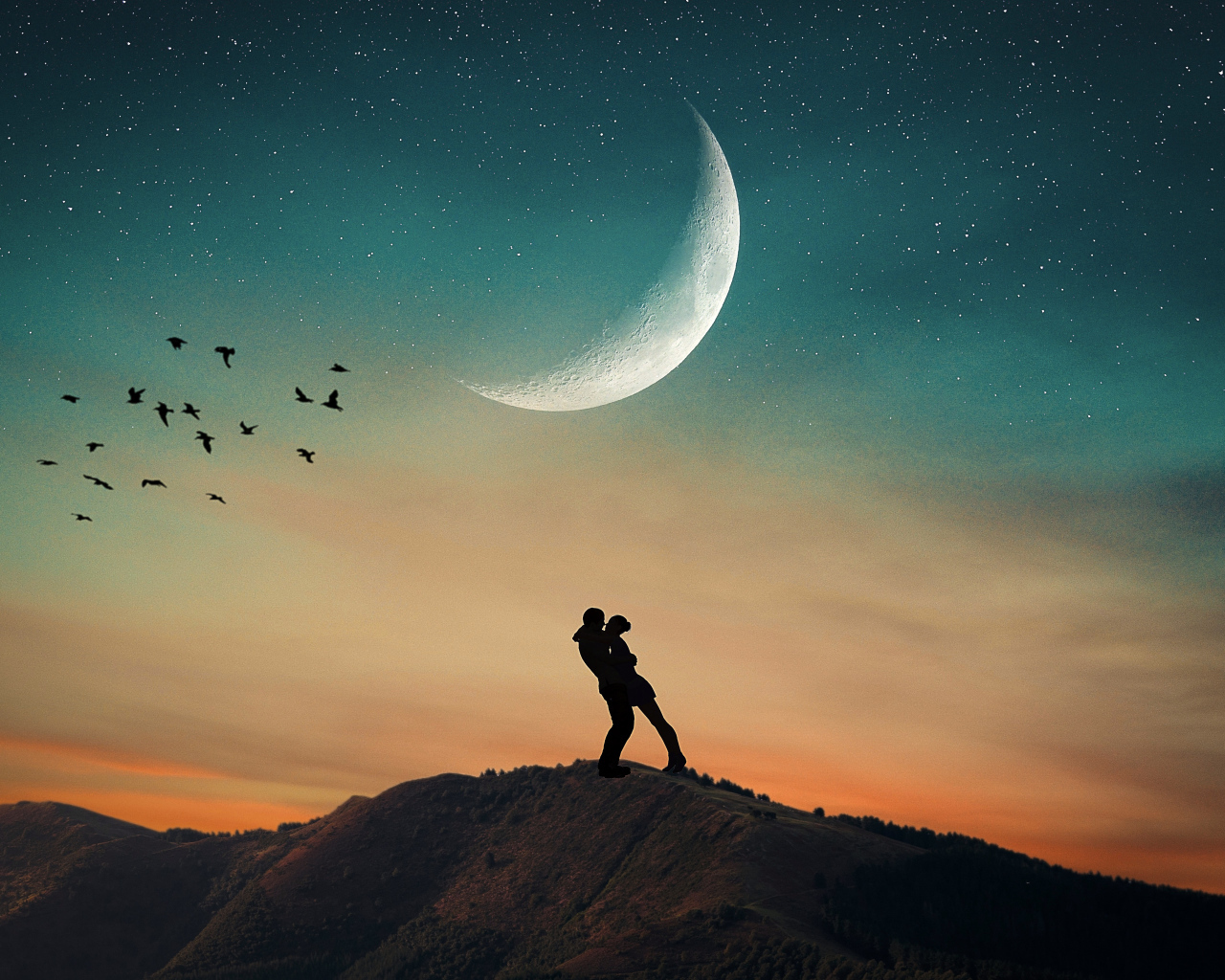 Влюбленная пара стоит на горе на фоне луны 