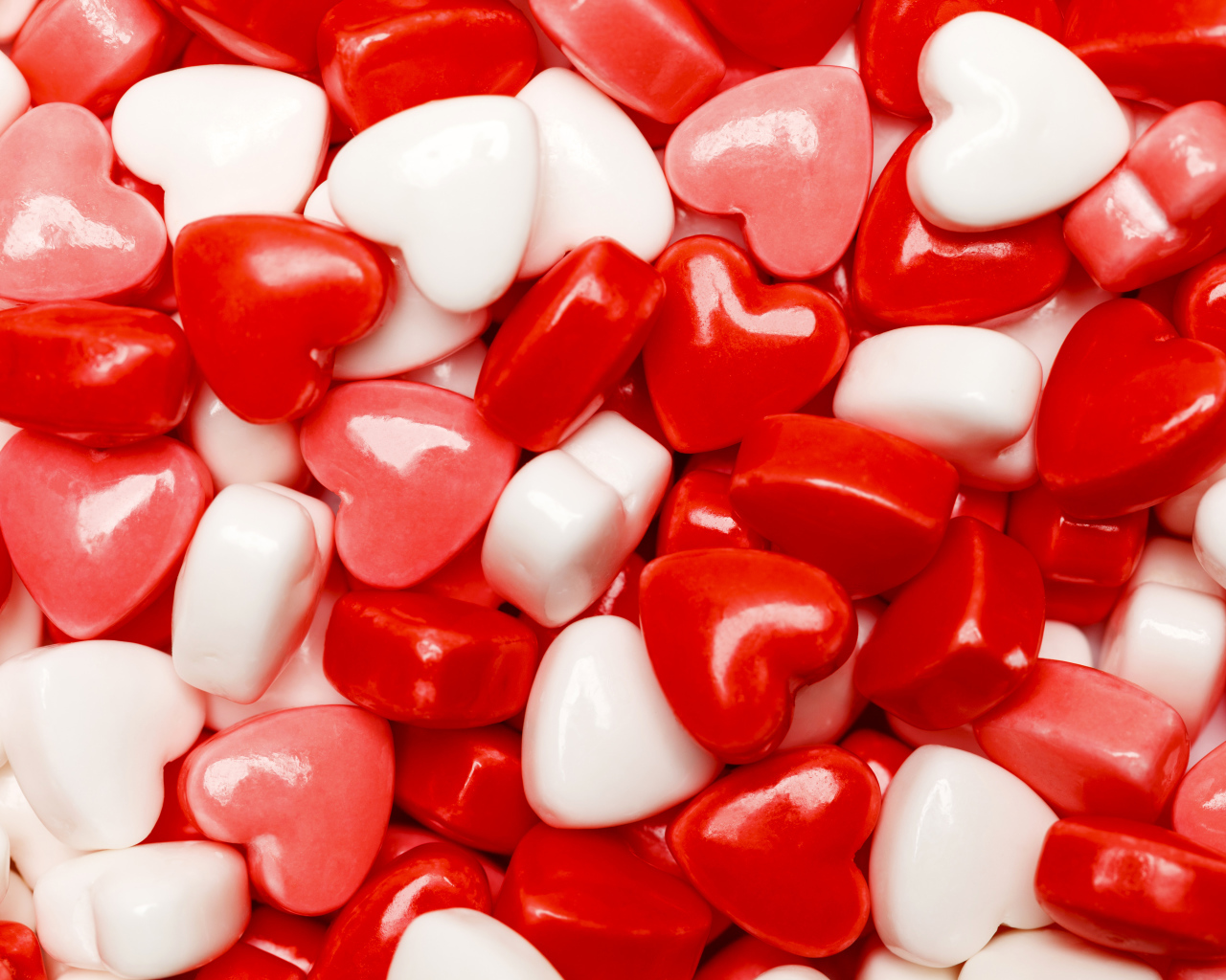 Много разноцветных конфет в форме сердца крупным планом