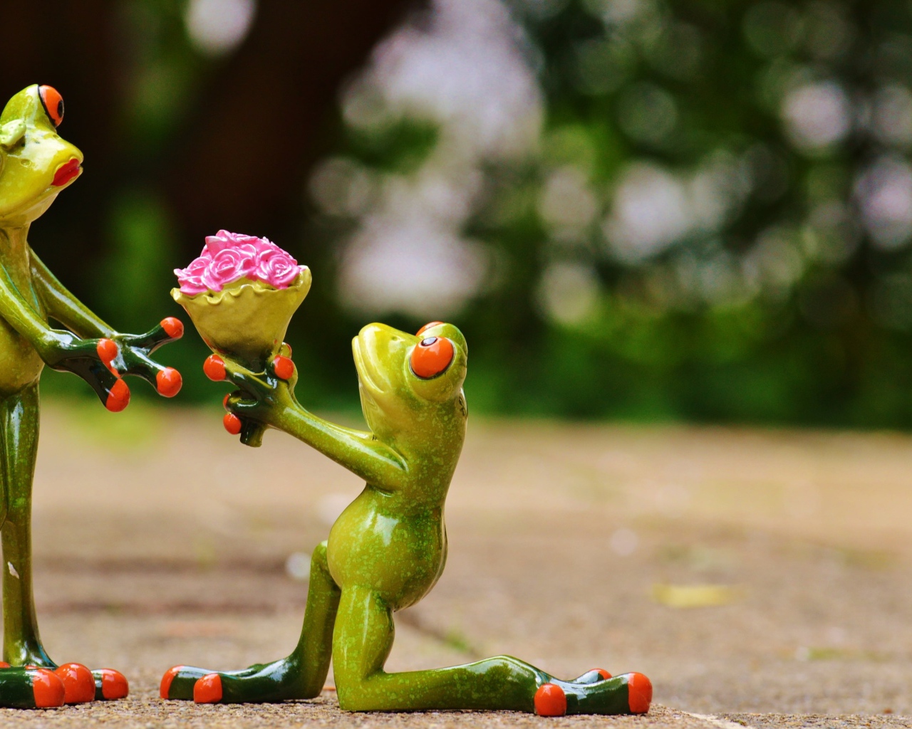 Влюбленная пара фарфоровых лягушек 