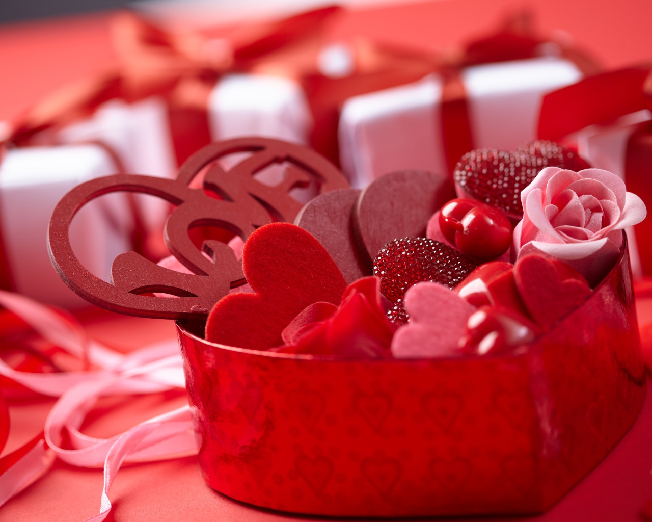 Красная коробка с сердечками и розами в подарок