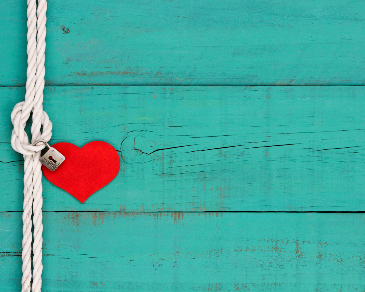 Красное сердечко на веревке с замком на голубом фоне