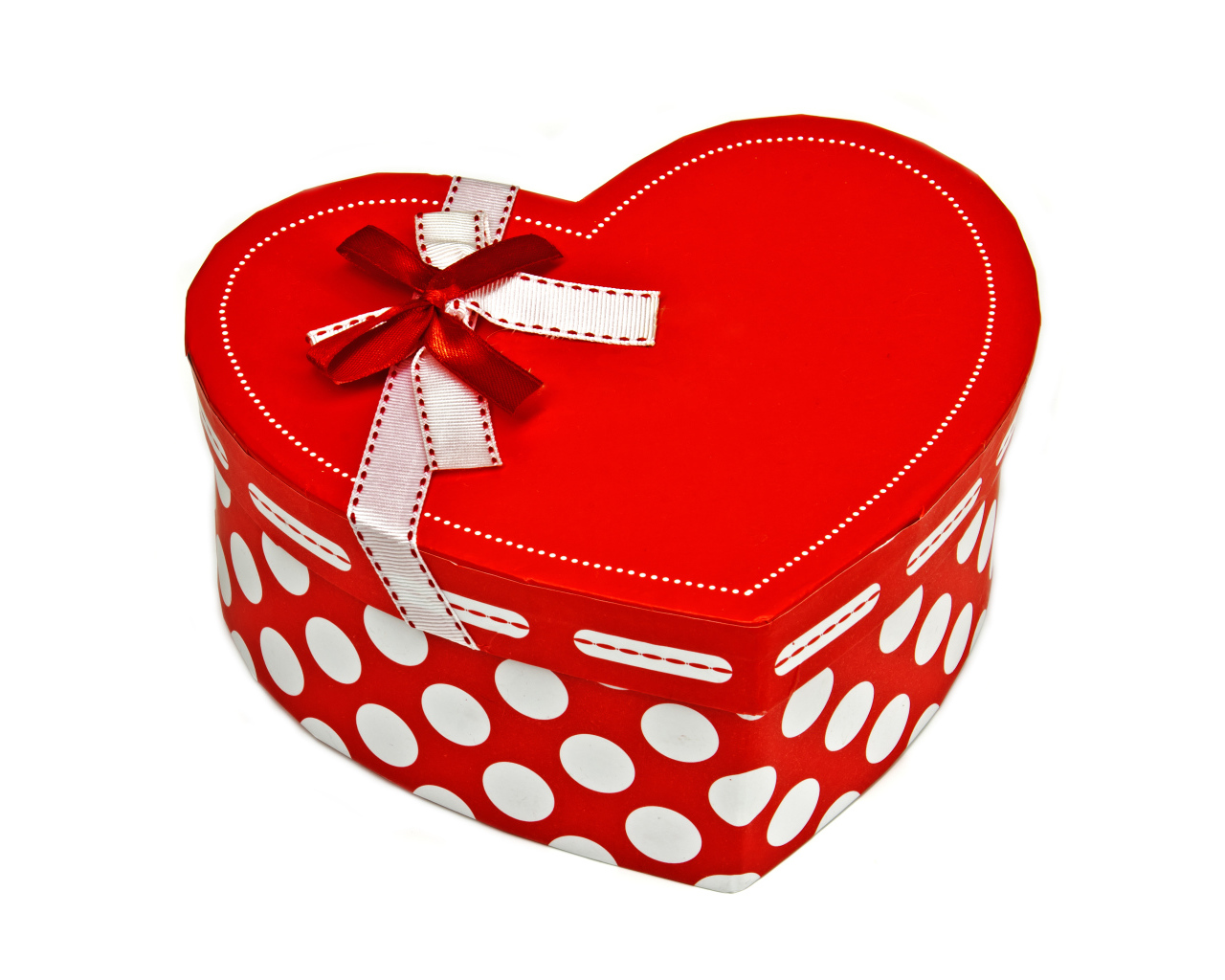 Подарочная красная коробка в форме сердца на белом фоне