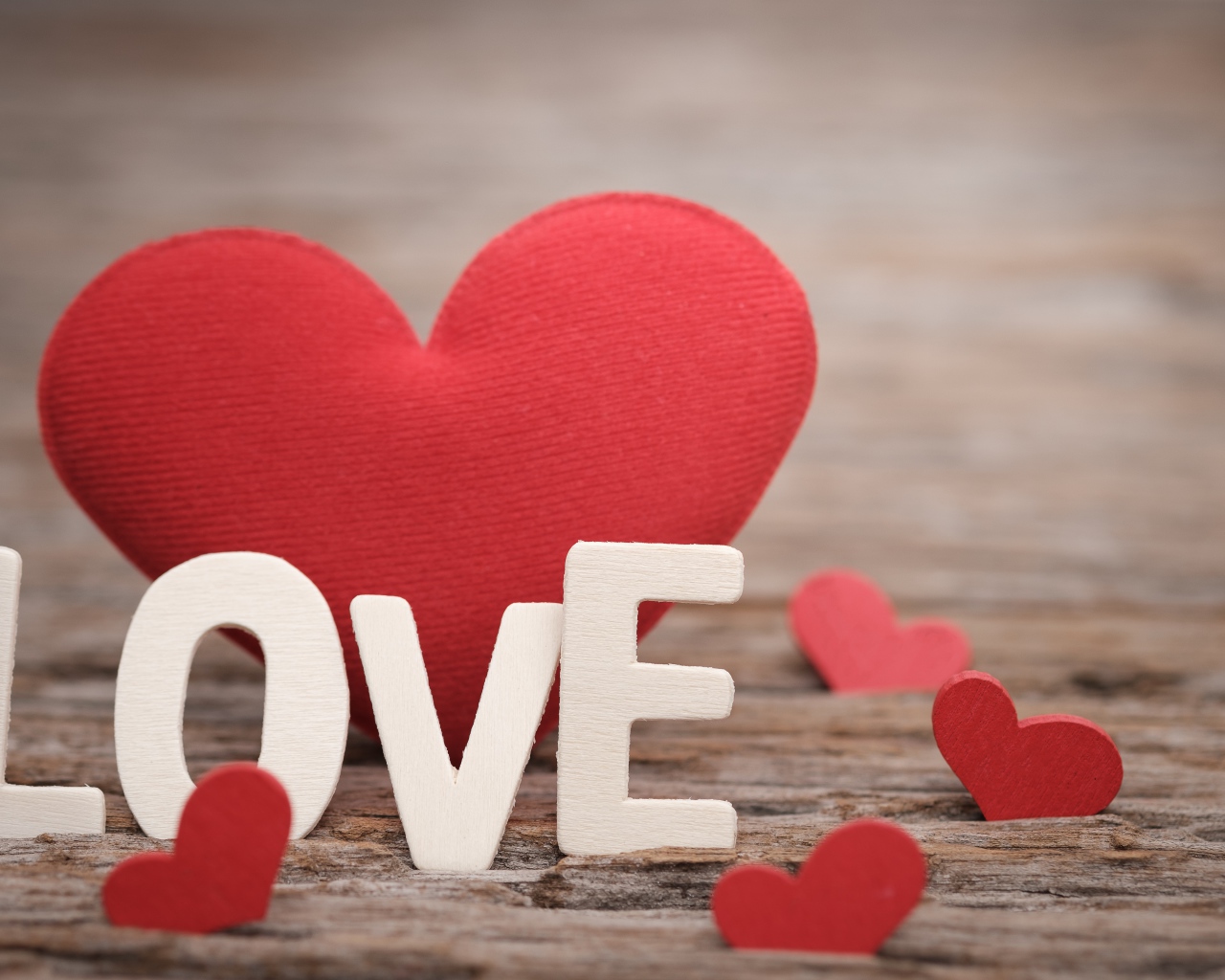 Красное сердце с надписью на английском Любовь