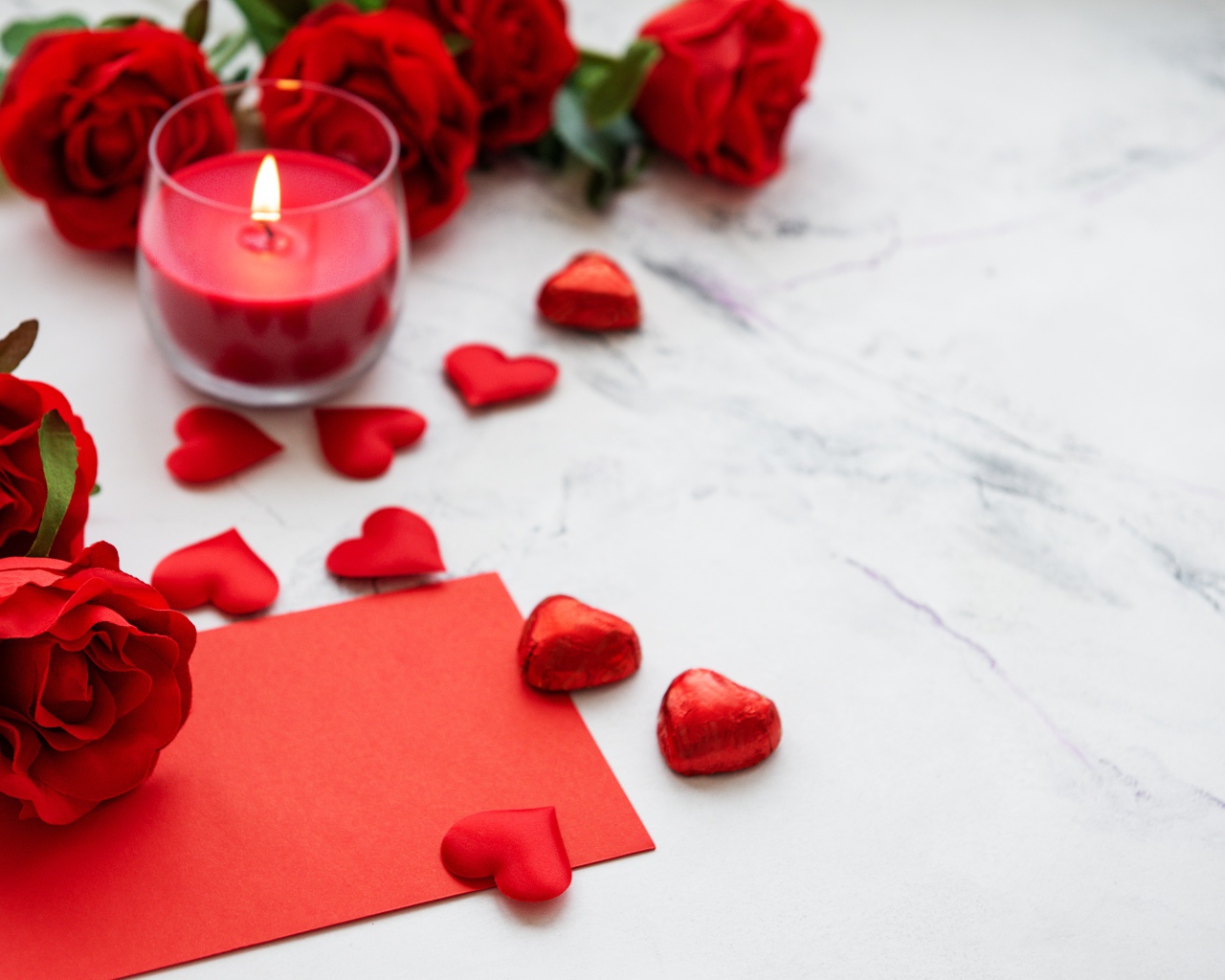 Красные сердечки, зажженная свеча и розы для любимой