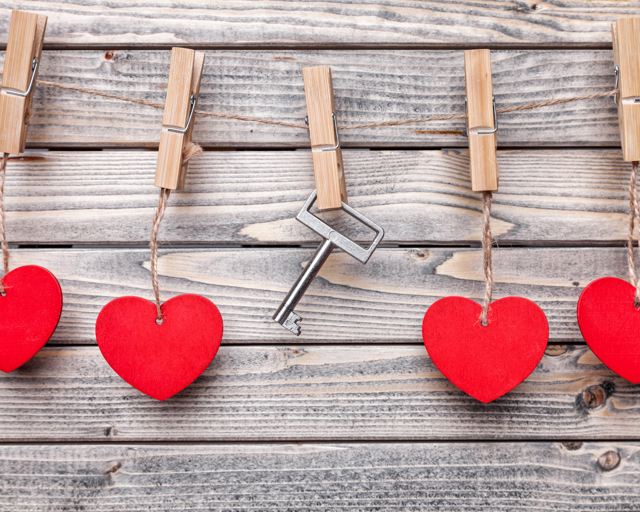 Красные сердечки на нитках на прищепках с ключом 