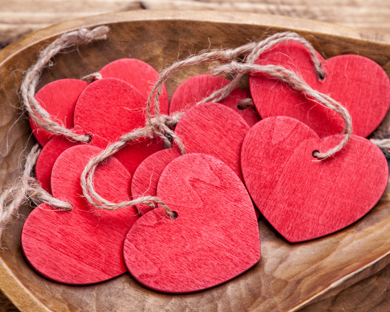 Красные деревянные сердечки на нитках в деревянной коробке