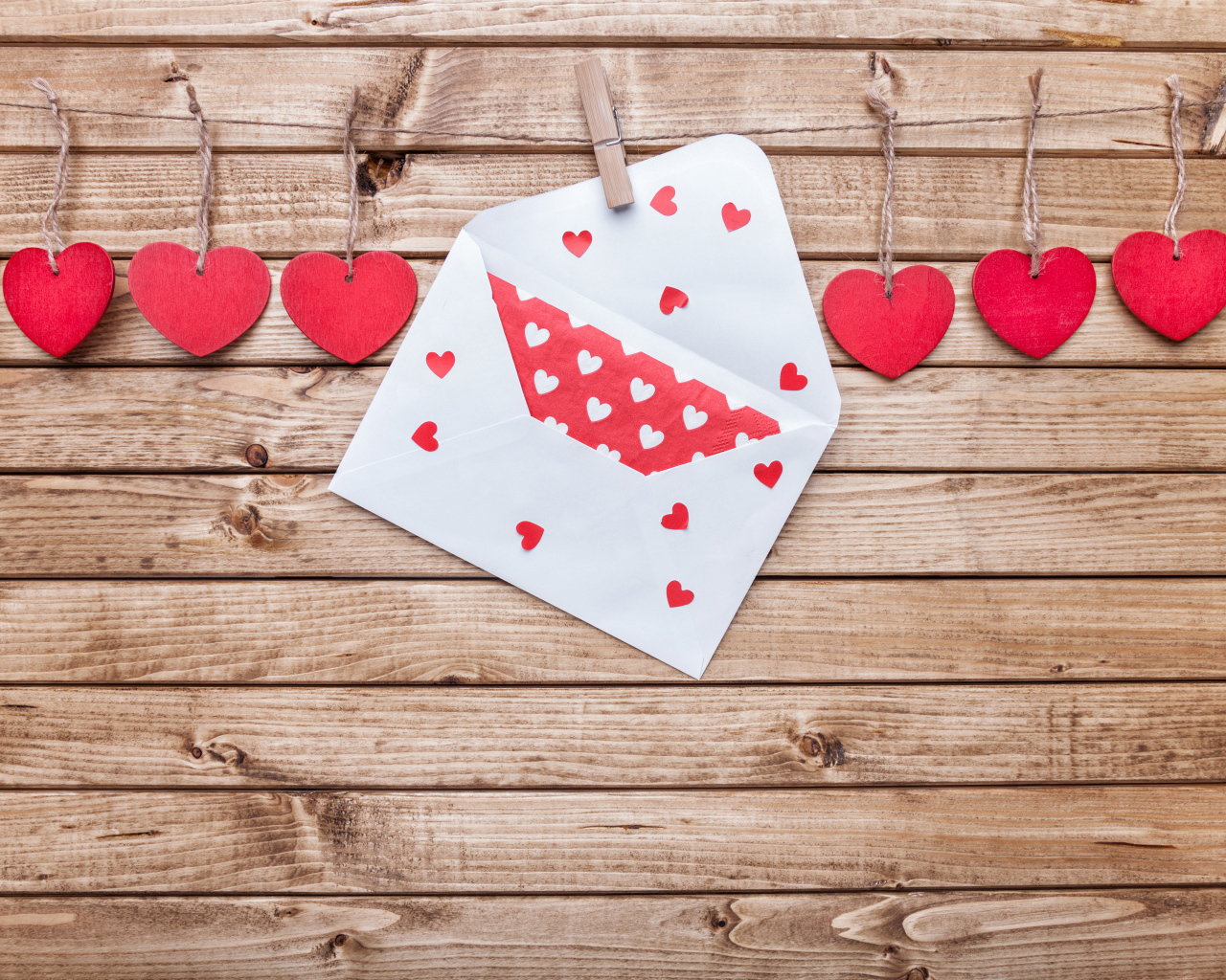 Красные деревянные сердечки на ниткам с конвертом 