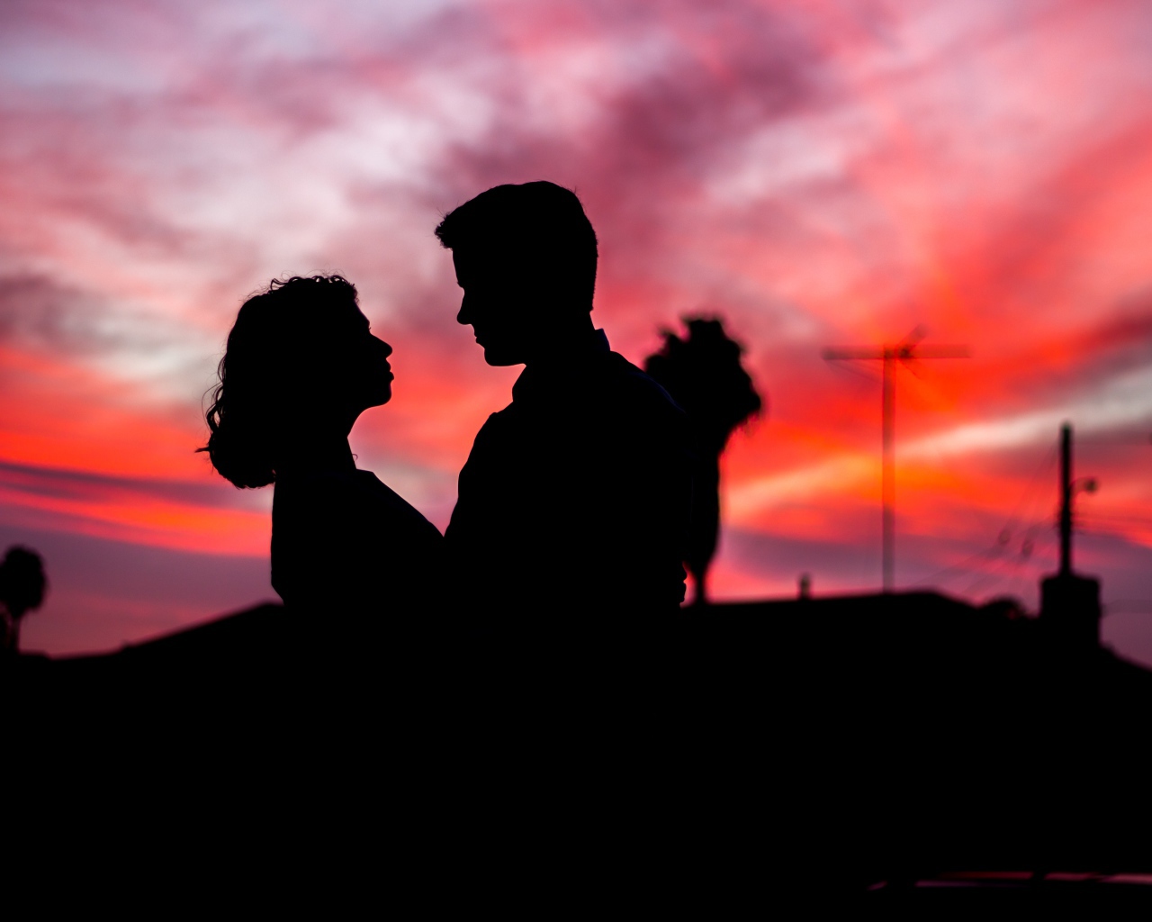 Силуэты влюбленной пары на фоне ночного неба