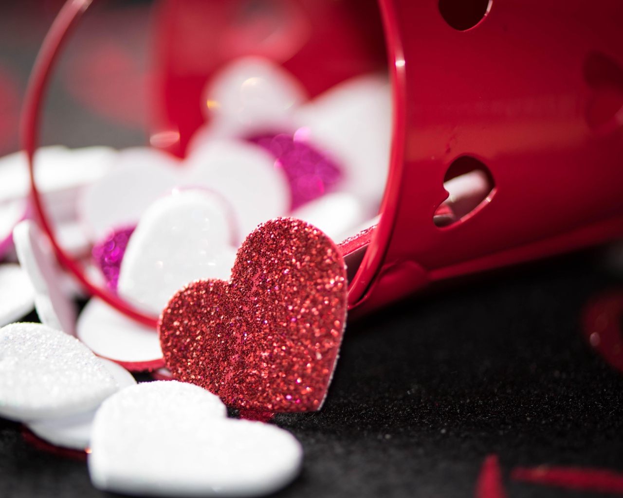 Маленькие блестящие сердечки в красном ведерке