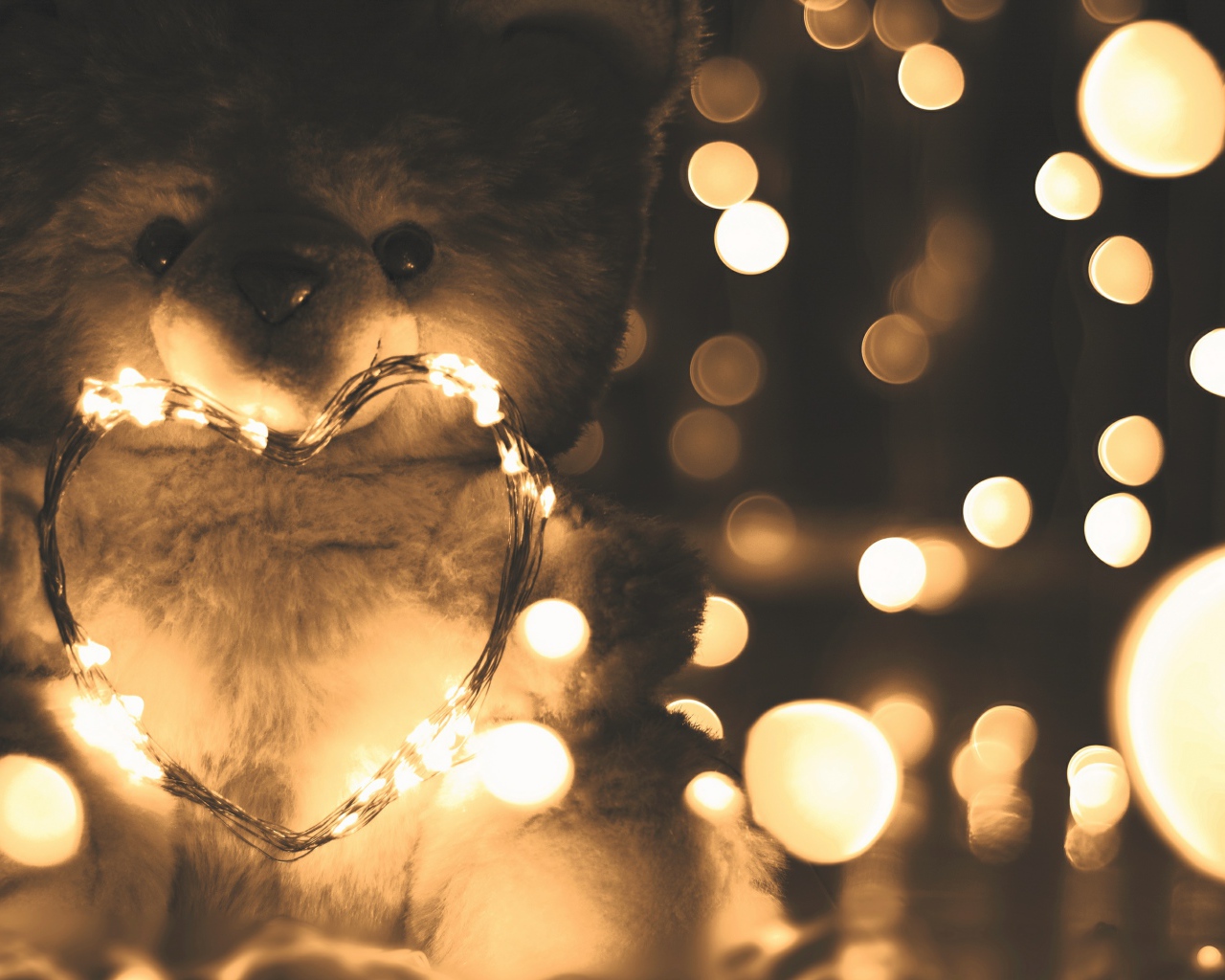 Медвежонок Тедди с сердцем из гирлянды 