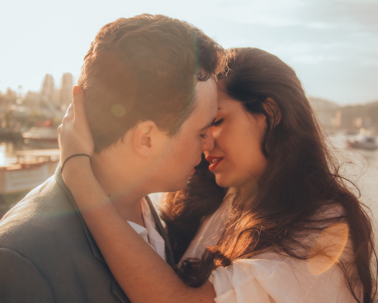 Нежные объятия влюбленной пары