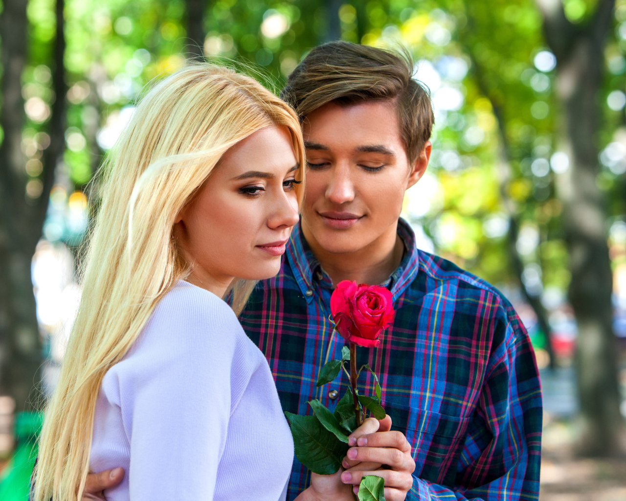Влюбленный парень дарит девушке розу 