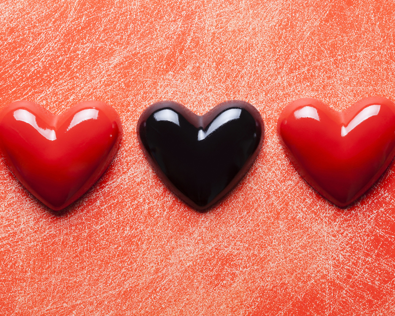 Три сердца на красном фоне 