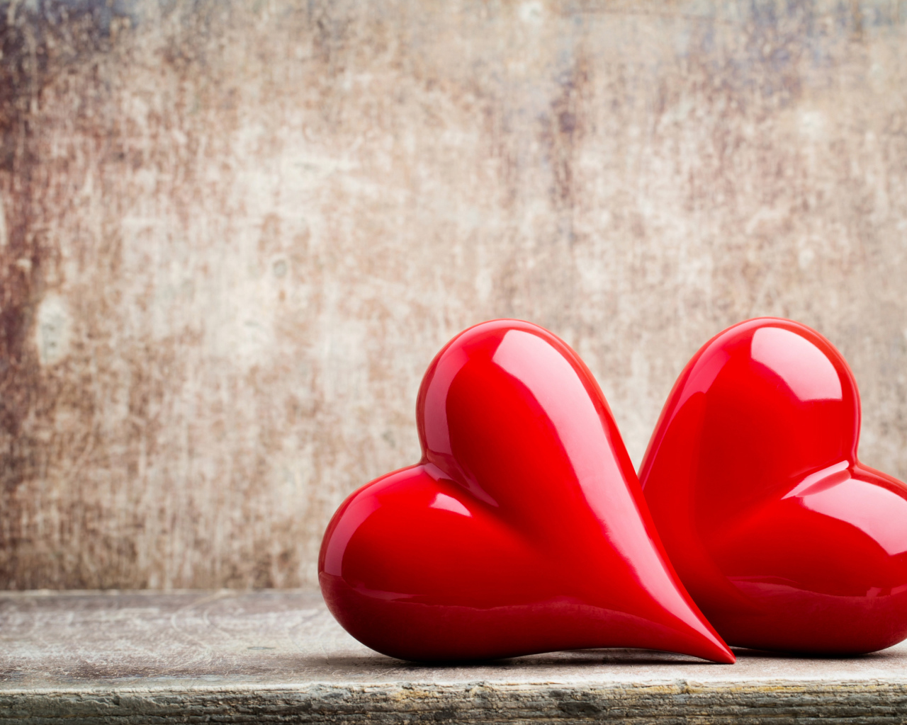 Два ярких красных сердца на сером фоне