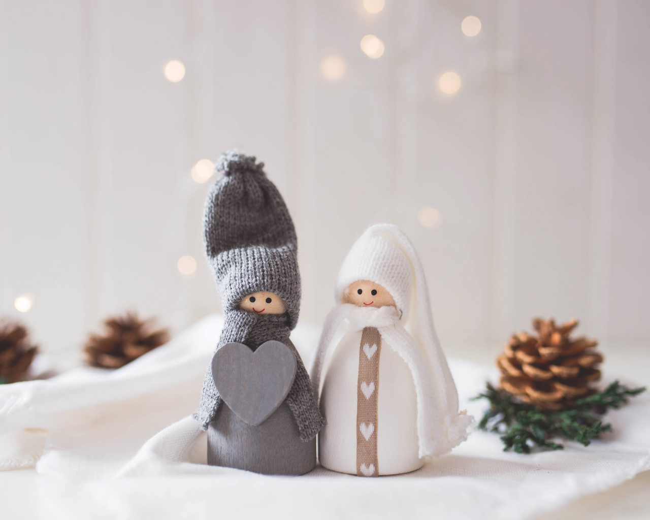 Две влюбленные фигурки в вязаных костюмах