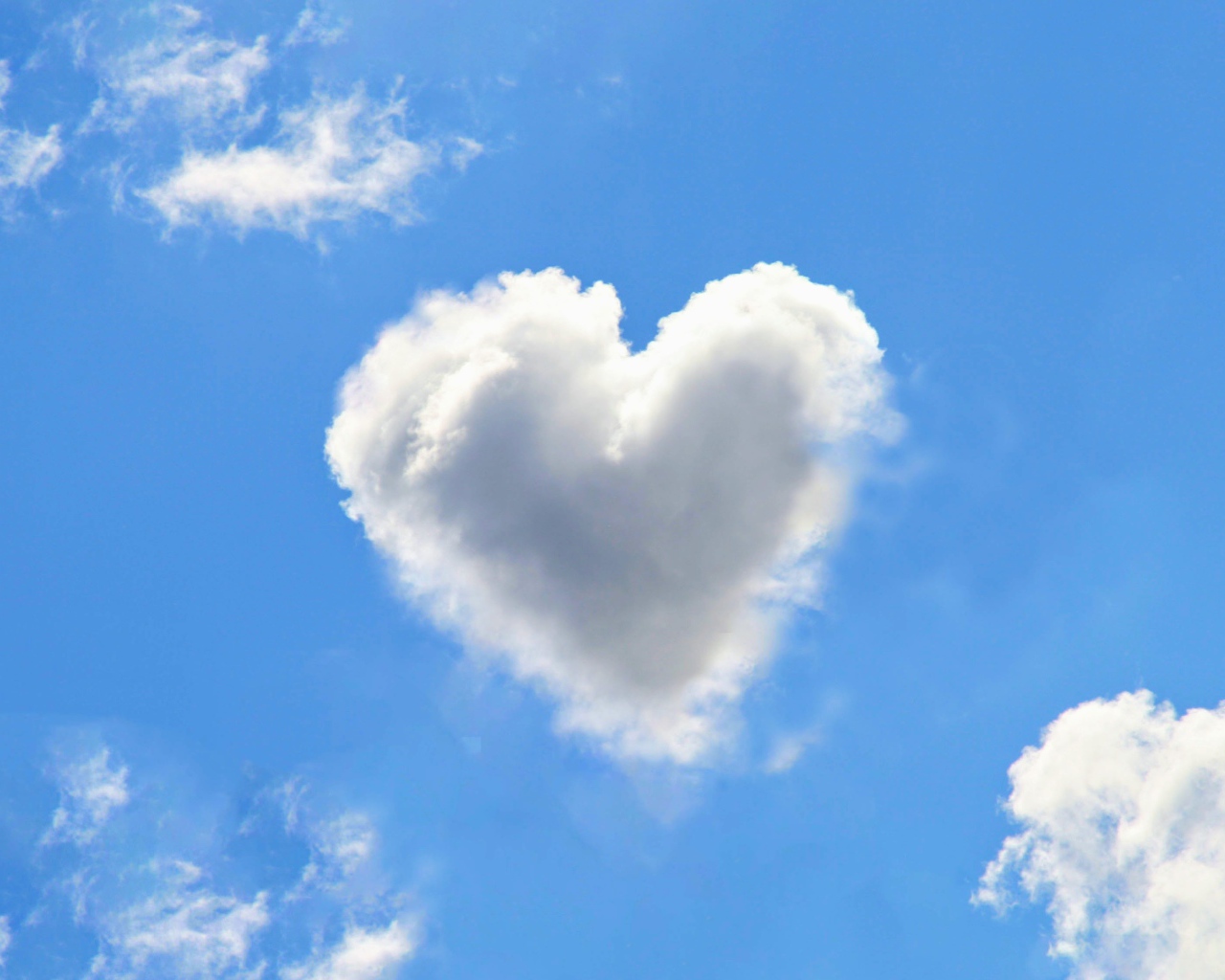 Белое облако в форме сердца в голубом небе 