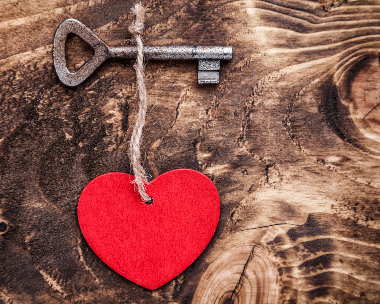 Деревянное сердце на столе с ключом 