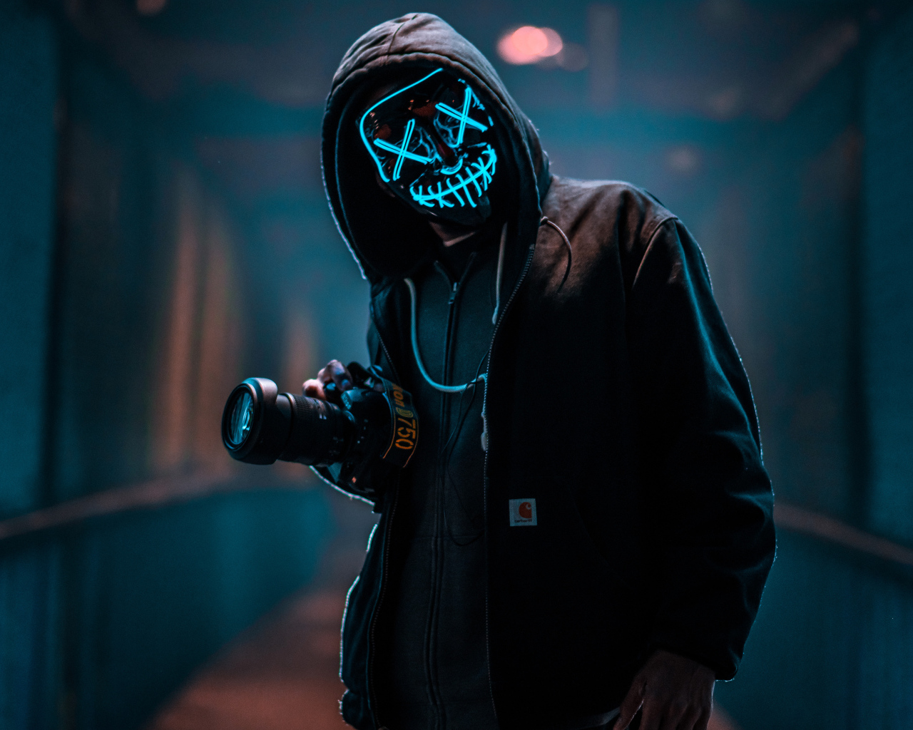 Парень в неоновой маске анонима с фотоаппаратом