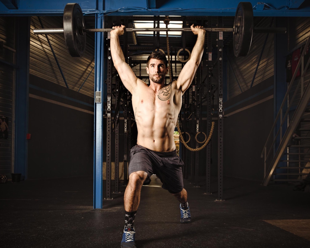 Спортивный мужчина со штангой в руках 