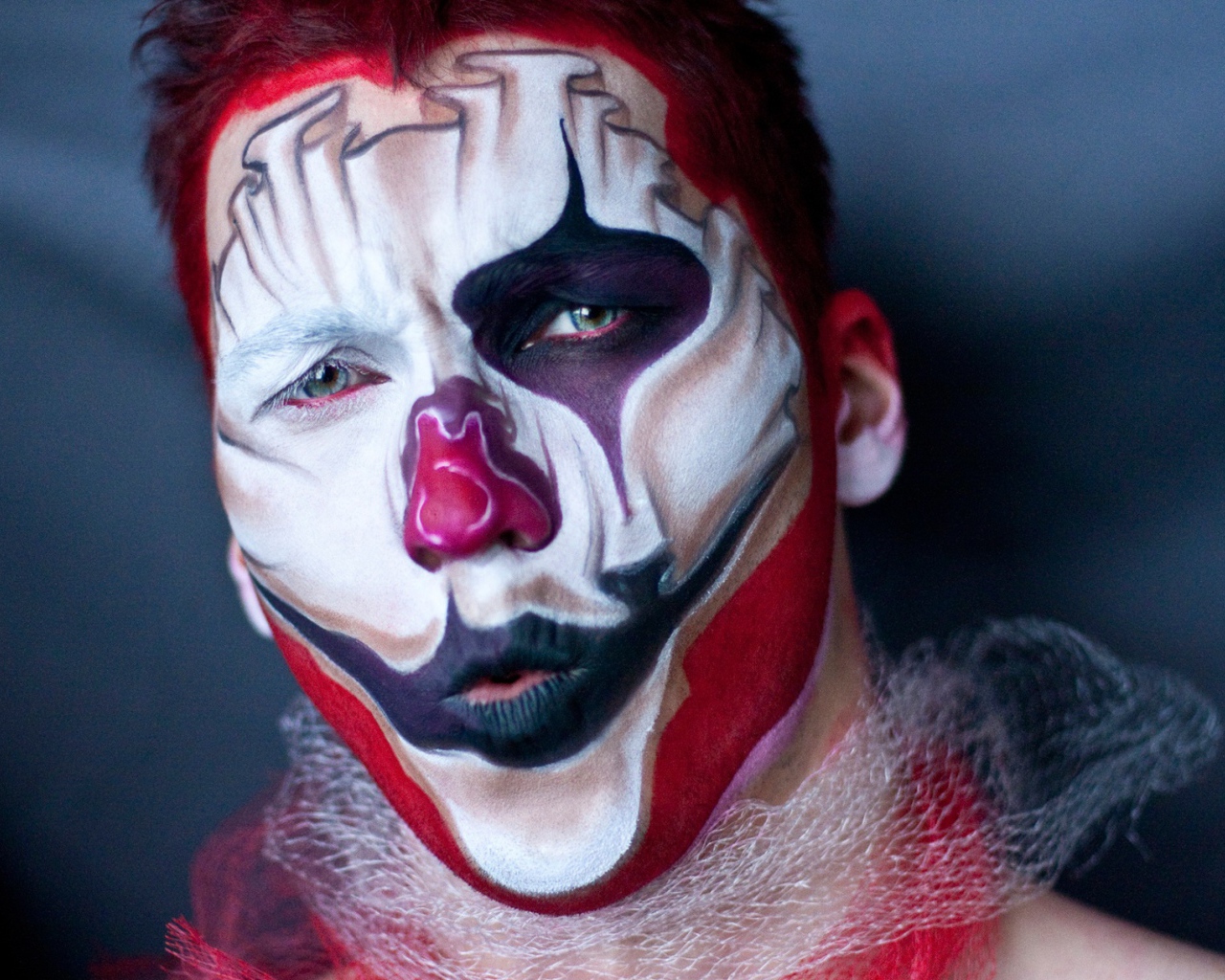 Парень с гримом на лице крупным планом
