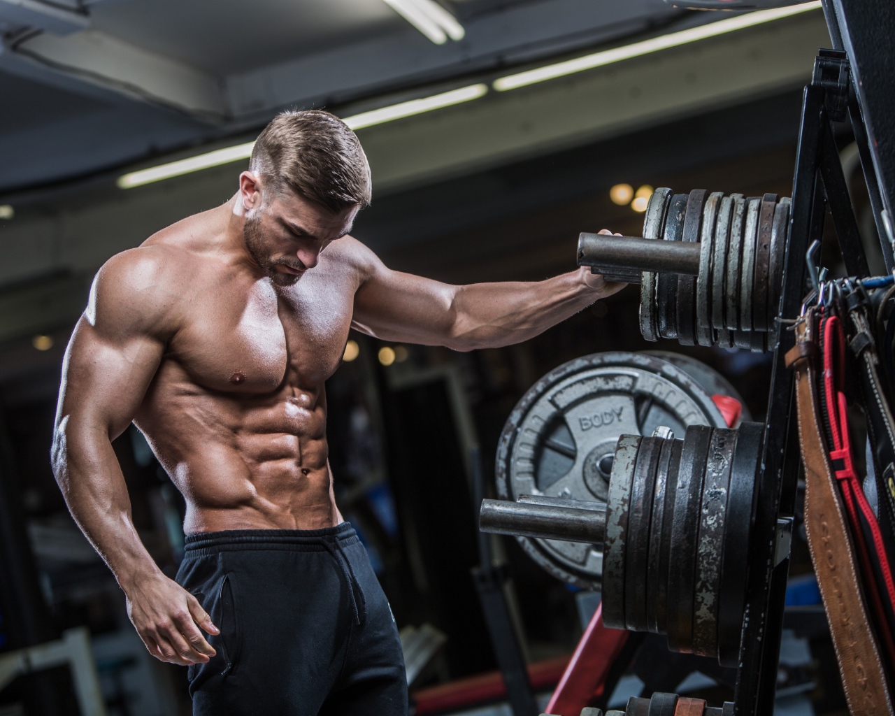 Красивый мужчина с накаченным телом в спортзале