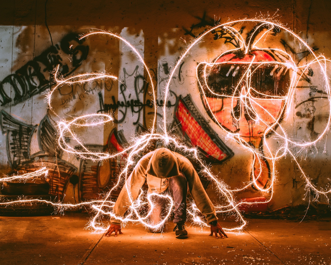 Парень в худи с искрами света