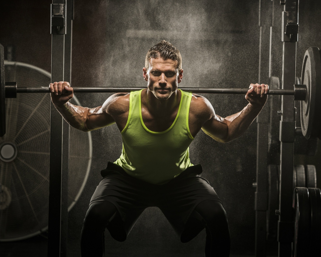 Мужчина спортсмен со штангой на плечах 