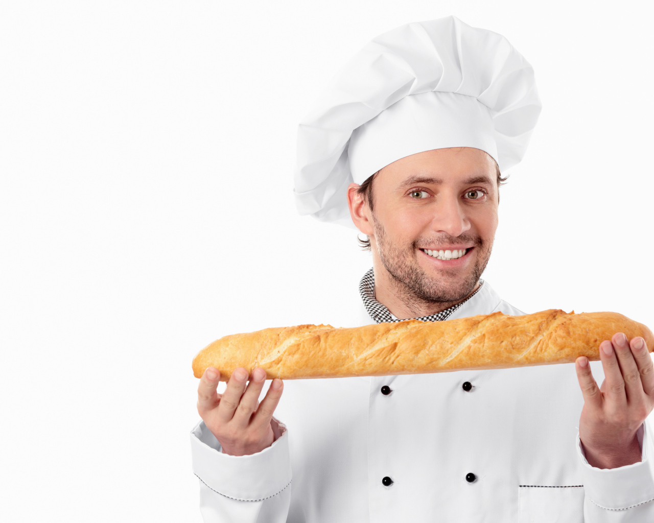 Мужчина повар в костюме с батоном в руках 