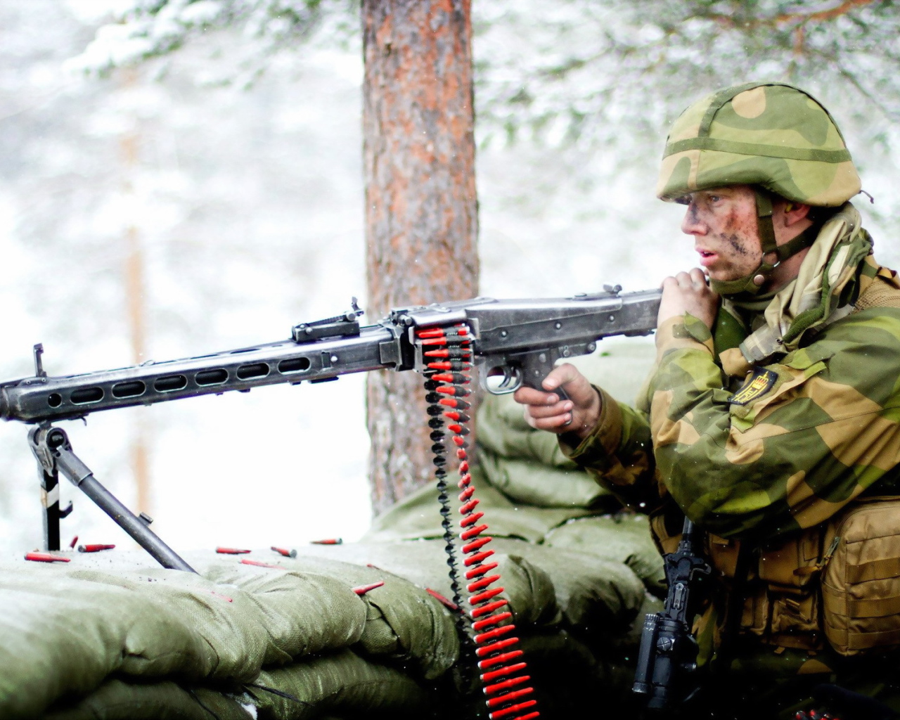 Мужчина солдат с пулеметом 