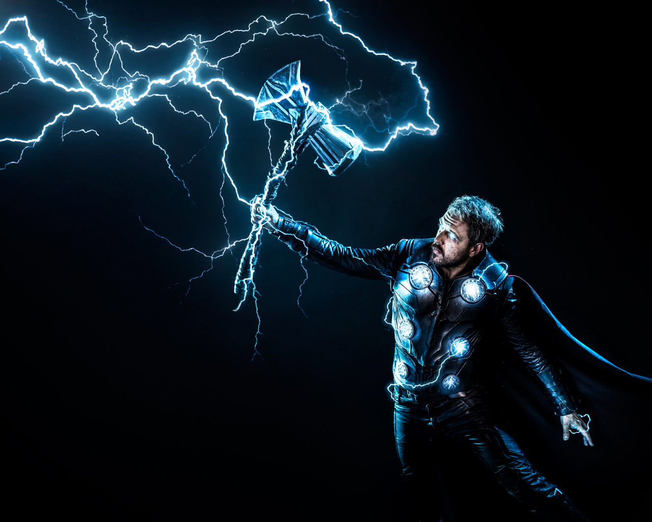 Мужчина в костюме Тора косплей 