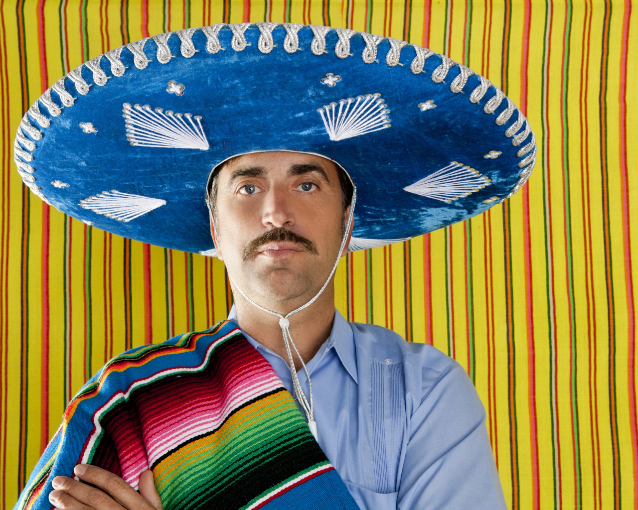 Мужчина с большой шляпе сомбреро 