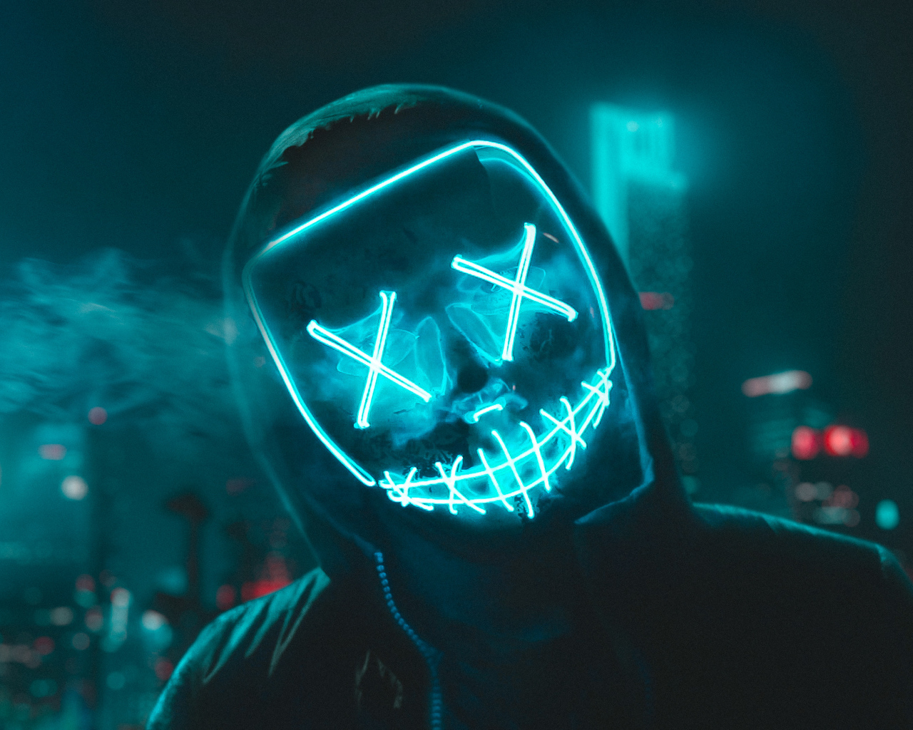 Парень в худи с неоновой маской 