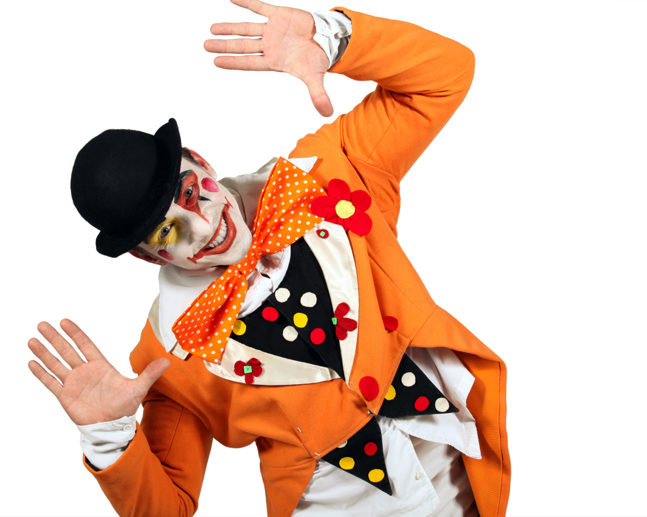 Улыбающийся мужчина клоун на белом фоне 