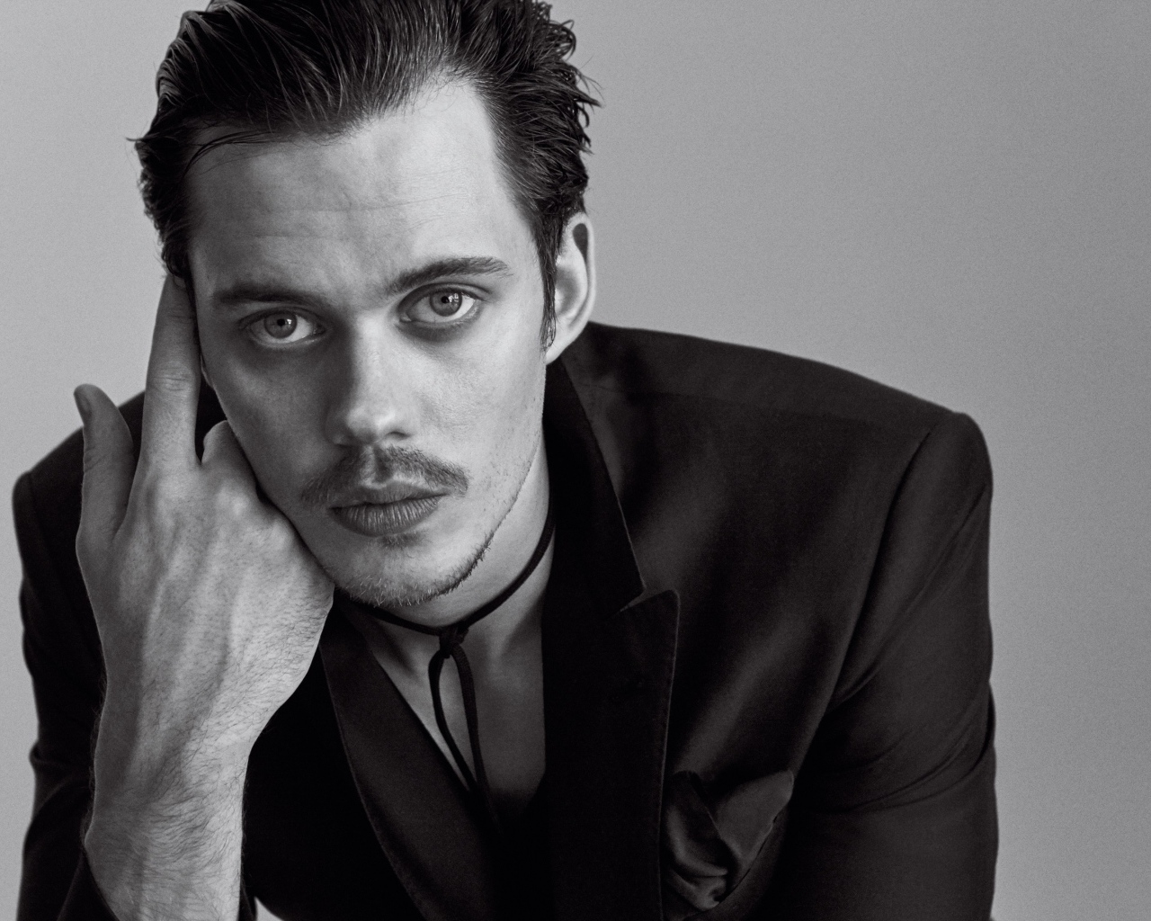 Актер Билл Скарсгорд в пиджаке черно белое фото