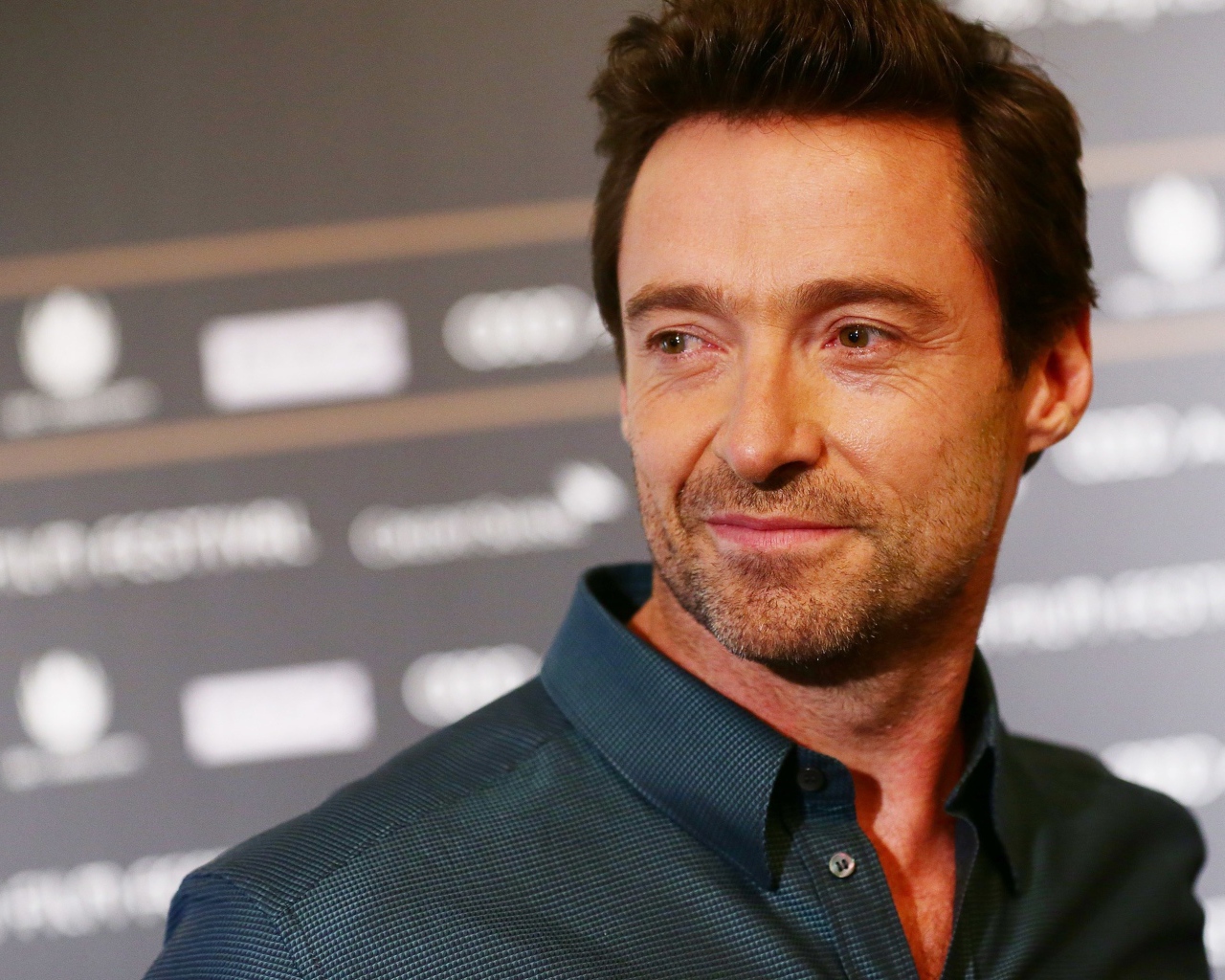 Актер Хью Джекман в черной рубашке