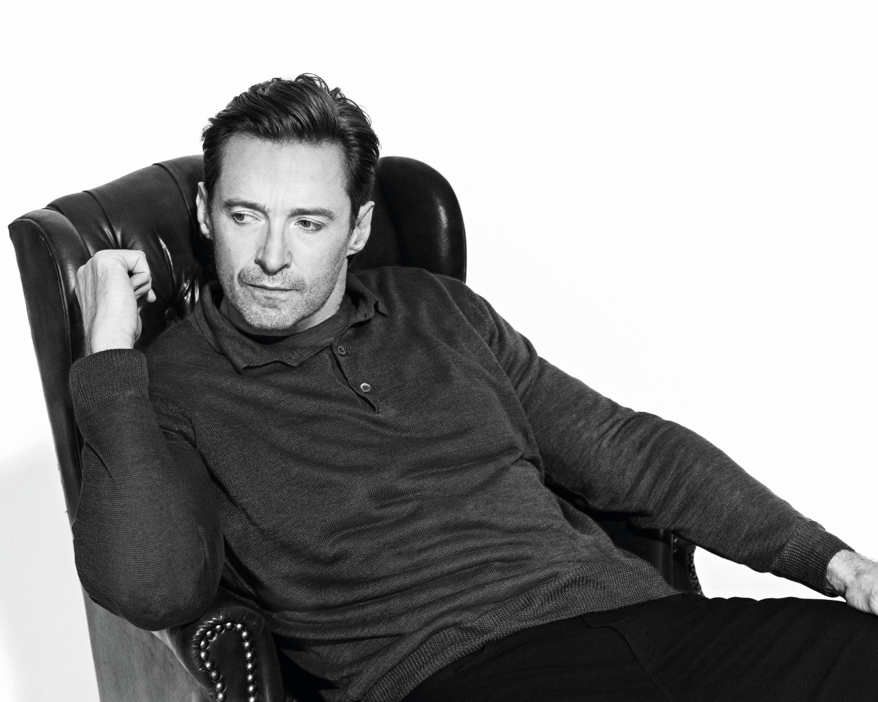 Актер Хью Джекман в кресле черно-белое фото