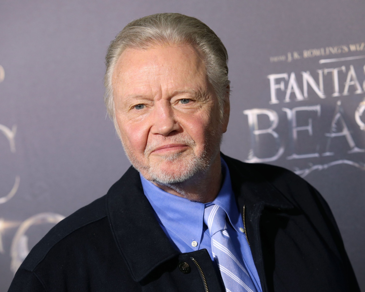 Актер Джон Войт в черной куртке 