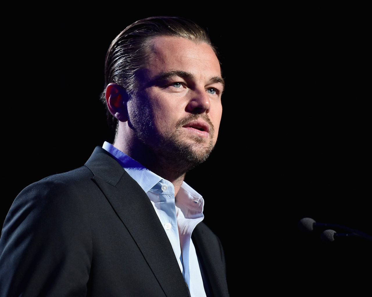 Актер Леонардо Ди Каприо у микрофона