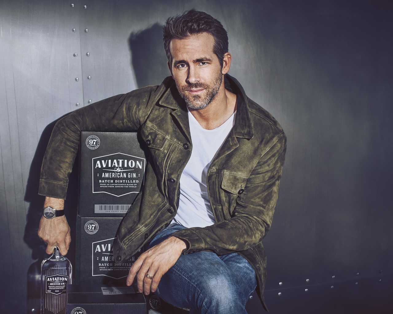 Актер  Райан Рейнольдс с бутылкой алкоголя в руке