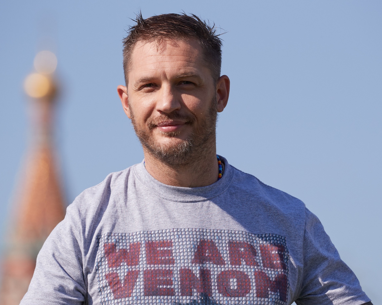 Актер Том Харди на голубом фоне