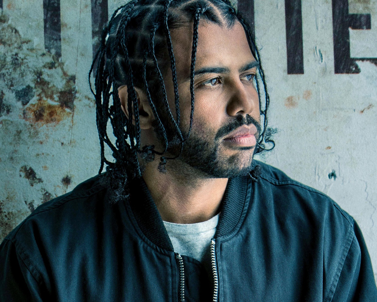 Американский актер Дейвид Дигс с косичками на голове