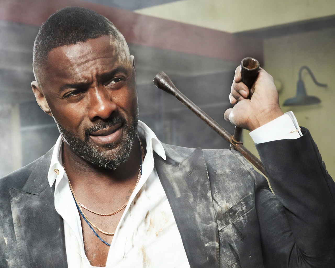 Темнокожий актер Идрис Эльба с ключом в руке