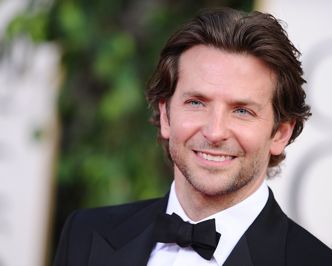 Голубоглазый мужчина актер Брэдли Купер