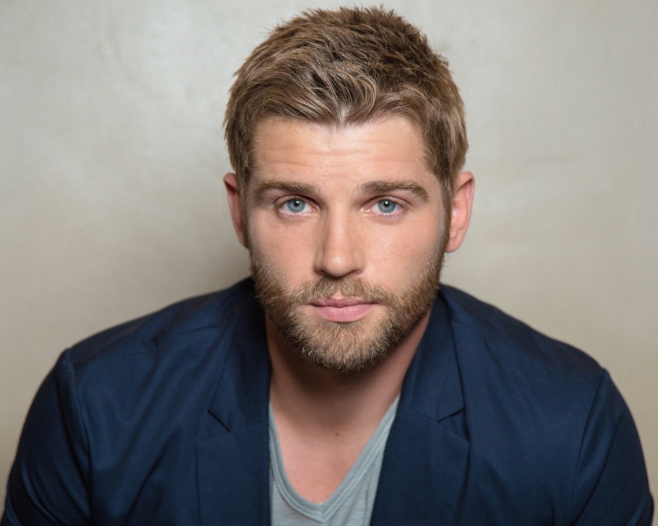 Голубоглазый мужчина, американский актер Майкл Фогель