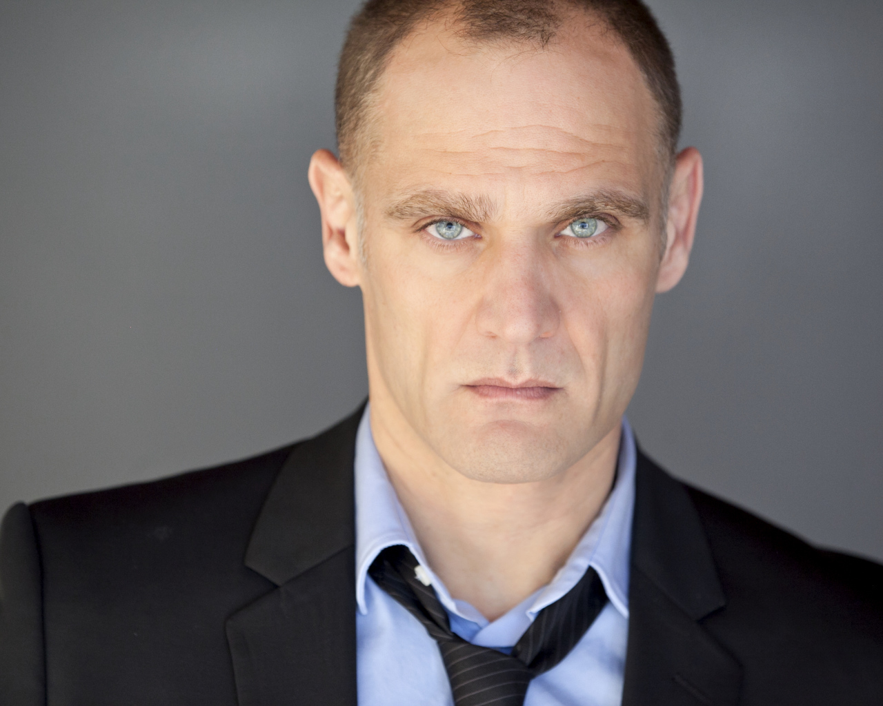 Голубоглазый мужчина, канадский актер Андреас Апергис