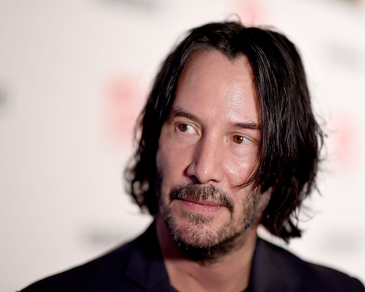 Кареглазый мужчина, актер Киану Ривз