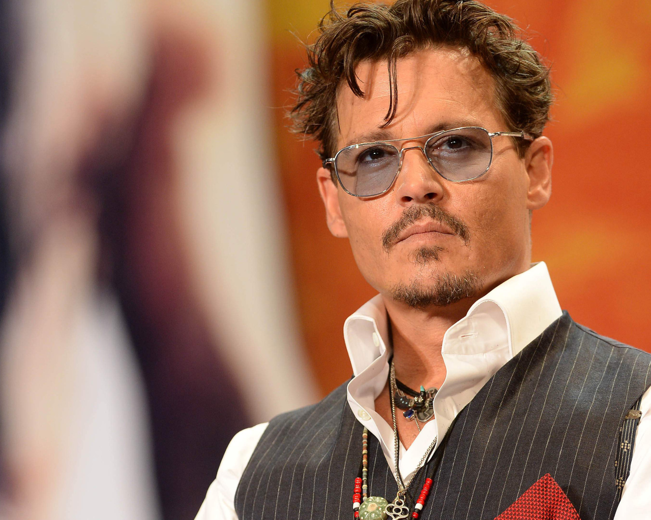 Модный актер Джонни Депп в очках